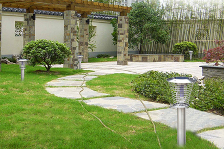 別墅草坪蚊子多怎么辦？太陽能滅蚊燈